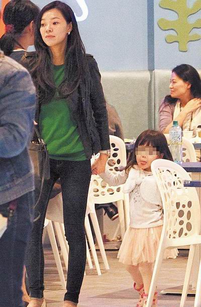 郭台铭女儿现身富士康年会现场 登台跳舞星味十足
