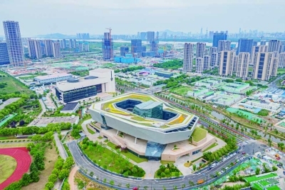 南京美术馆新馆以整体“托举”大悬挑钢结构，打造一座巨型的“天空之城”。 市建委供图