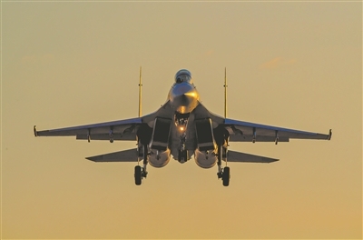 空军某部组织多型战机对抗训练