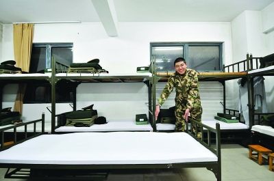 部队为身高1.96米新兵定制加长床