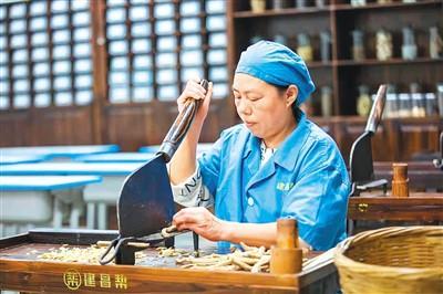 劳动创造幸福 实干成就伟业