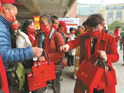 老板给去世员工遗孀发钱 800虽不多但能保证饿不死