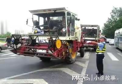 淄博交警为收割机开道 网友：学学人家好不好