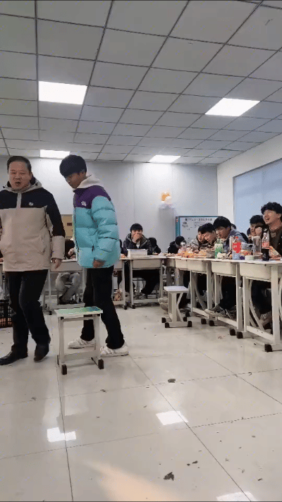 00后真的没有人情世故！学生和校长玩游戏竟直接撤椅子