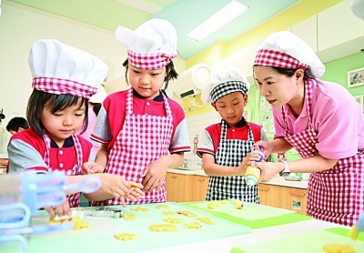 江南app：小儿园阶段该若何引入劳动教学？哪些劳动式样适合小儿练习？(图1)