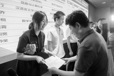 南京大学2024年首批录取通知书发出， 0001号颁给了她！
