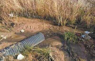 污水直排河道垃圾倾倒河岸