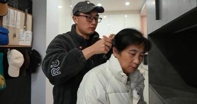 男子辭職照顧癡呆媽媽 孝心感動網(wǎng)友