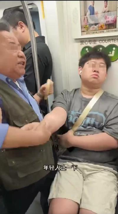 上海地鐵回應老人拖拽小伙要求讓座 愛心專座非強制
