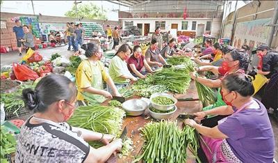 貴州忠誠(chéng)鎮(zhèn)鄉(xiāng)親為榕江災(zāi)區(qū)提供餐食