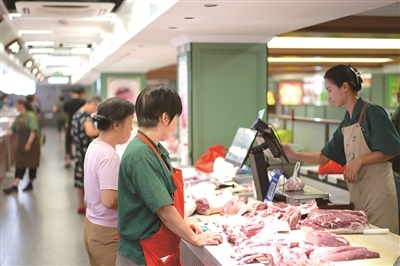 商务英语专业本科生在菜市场卖猪肉