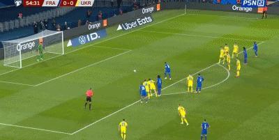 C罗国家队首次染红！无球状态下故意肘击，离场时不断做手势和说着什么 国家队生涯首红