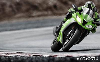 女子騎摩托正常等燈被后車男子踹倒 路怒代價高