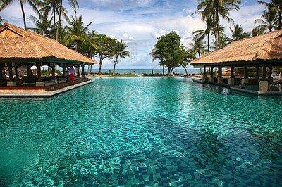 外国博主对比中西治安太真实了 国外安全问题频发