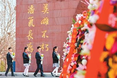 多地缅怀革命英烈