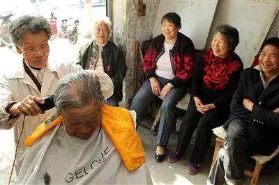 九旬奶奶开2元理发店 26年不涨价 坚守初心温暖人心
