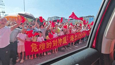 广西贵港百姓自发夹道欢送救援人员 感恩“火焰蓝”