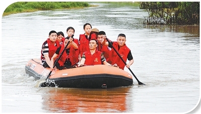 风雨中的风雨“硬脊梁”（前沿观察）