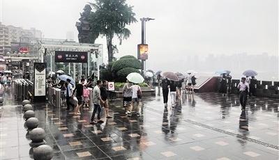 洪崖洞目击者称担心触电不敢救 暴雨积水成隐形炸弹