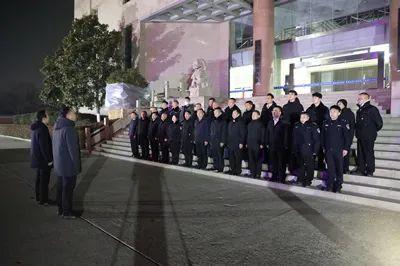 青岛市中级人民法院与胶州市人民法院联合开展“蓝色风暴”冬暖涉民生凌晨集中执行行动