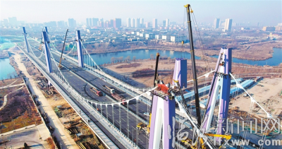 尧都区尧贤街北延工程跨洰河大桥最后一个桥冠完成吊装
