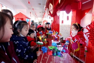 北大培文晋中实验学校举办迎新年爱心义卖活动 快来看看这里的艺术品小集市