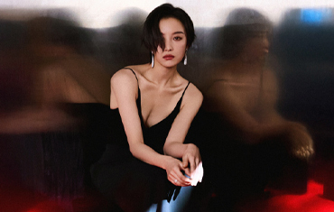 倪妮穿V领吊带裙大方秀好身材 造型又美又飒