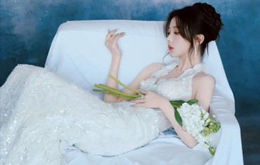 孔雪儿白色礼服写真释出 精致造型显优雅氛围感