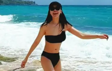 菅纫姿穿比基尼漫步沙滩 身姿舒展尽显热辣身材