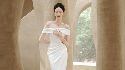 张艺凡身着白色抹胸缎面长裙 气质温婉大方