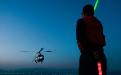 南海某海域 海警直升机展开夜间高强度着舰训练