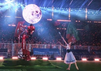 “东北超”开幕式 新松机器人演绎“星月神话”