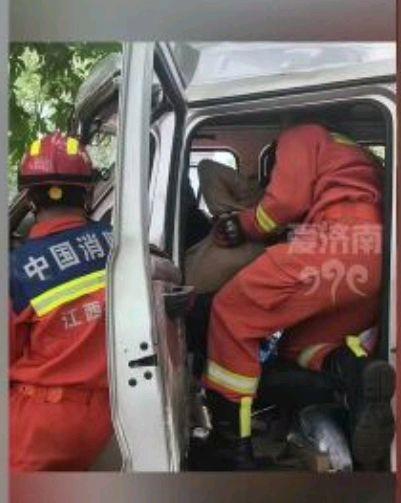 男子自驾奔丧撞树 被救时念叨想回家 悲痛中险酿悲剧