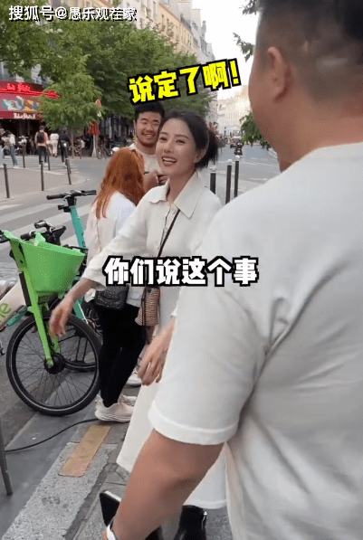 高圆圆现身法国路边摊吃面，大口吃面满嘴油，与路人热聊毫无架子