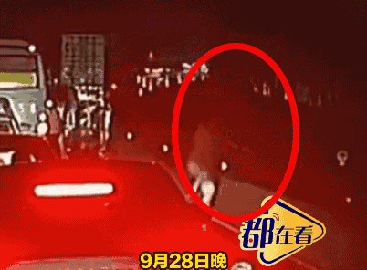 知情人谈男子误跳下高架，经检查没有生命危险