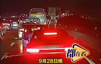 男子堵车着急小便坠下高架桥：误将高架桥护栏当隔离带