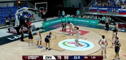 刘李在场狂丢防守 送违体引热议 媒体人调侃“犯规”爆发力太强 内线防守梦游