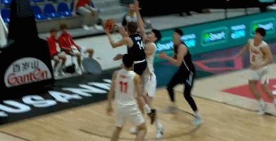 刘李在场狂丢防守 送违体引热议 媒体人调侃“犯规”爆发力太强 内线防守梦游