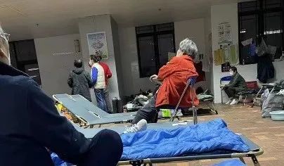 定点医院床位数难以负荷！上海新冠阳性失能老人等待转运