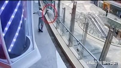 摔死小狗的男店员被开除 涉事店铺：永不录用这名员工