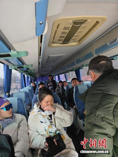 首批从伊朗撤离的中国公民抵达阿塞拜疆 平安通关