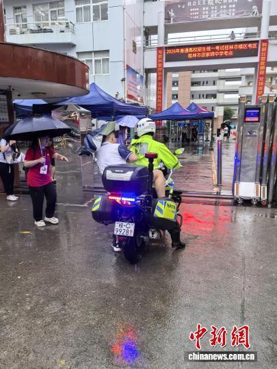 桂林暴雨 交警消防护航高考学子赶考 多方联动保障畅通