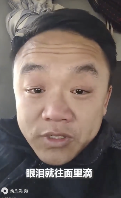 须眉因大雪淹留被隔邻住户投喂暖哭 生疏善意和煦东说念主心