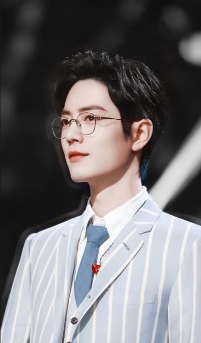 第一眼以为给肖战开好意思颜了