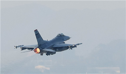 驻韩美军一架F-16战斗机飞行中油箱掉落
