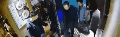 酒店机器人夹住男子衣服带着走