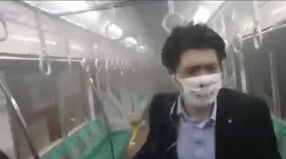 男子东京地铁纵火砍人后淡定抽烟 现场视频被公开