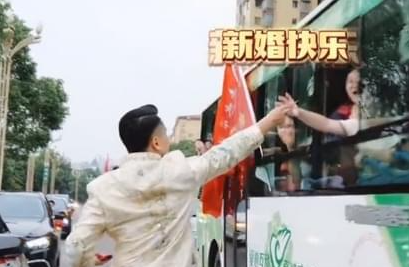 婚车遇上高考车队新郎为考生发喜糖 网友神评：车内前程似锦 车外百年好合