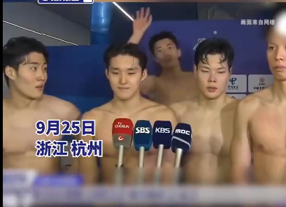 中国游泳队闯入韩媒镜头 调皮挥手向镜头打招呼
