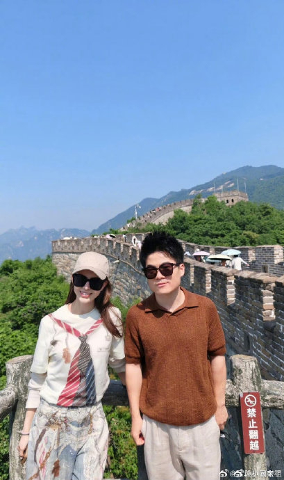 董宇辉陪周杰伦夫人爬长城，昆凌帽子遮的严严实实，路人认成了佟丽娅！